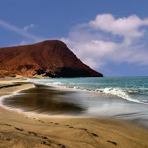 https://medano-beach-el-medano-tenerife.adeje-hotels.com